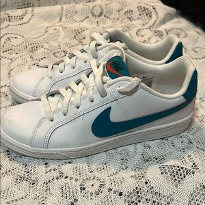 🍉 Nike White and Teal Sneakers